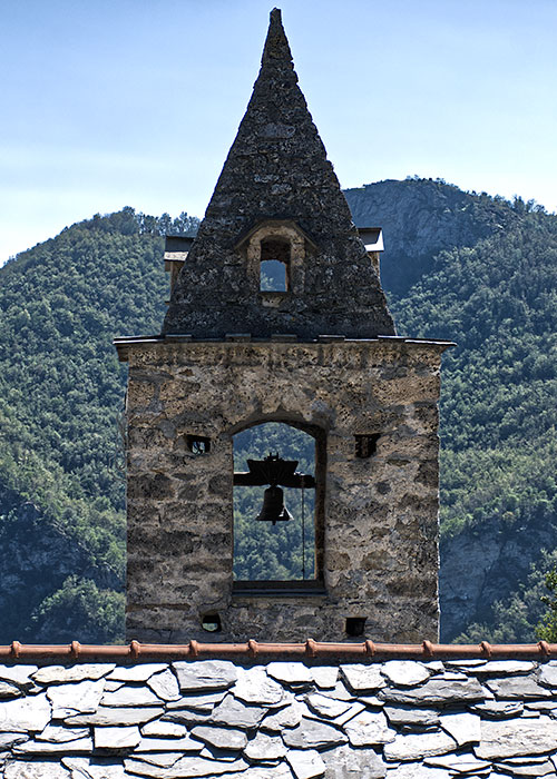 Il campanile del paesino di Alto nei dintorni del Rifugio Pian dell'Arma