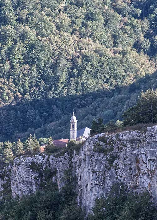 Rifugio Pian dell'Arma si trova a Caprauna in Valle Pennavaire sulle Alpi marittime liguri