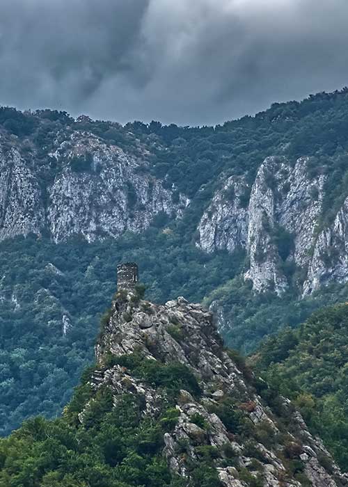Torre Saracena di Ormea in Val Tanaro sulle Alpi Liguri, nei dintorni del Rifugio Pian dell'Arma