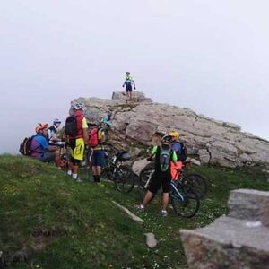 E-bike Tour sul Monte Armetta con Andrea Vinai accompagnatore cicloturistico Alpi Liguri. Pranzo al Rifugio