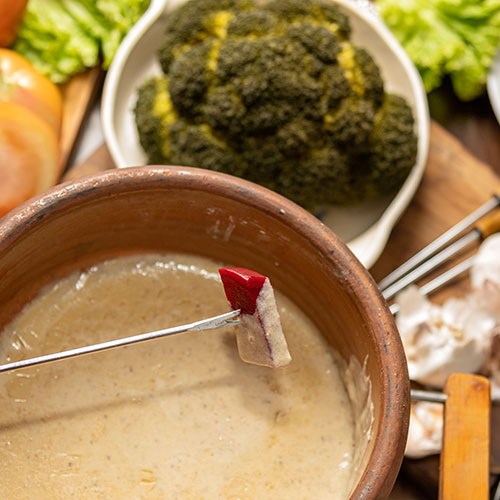 Pranzo della Bagna Càuda tipica specialità della cucina piemontese al Ristorante Rifugio Pian dell'Arma